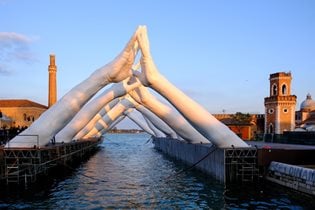 Lorenzo Quinn brings monumental Building Bridges sculpture to Venice Biennale