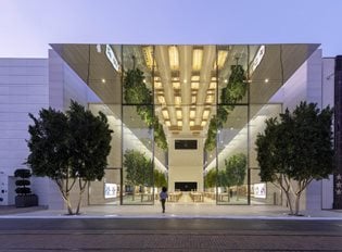 Apple at The Grove: a dynamic hall of illusions by Foster and Partners
